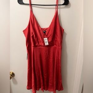 Express woman’s sleeves dress with straps